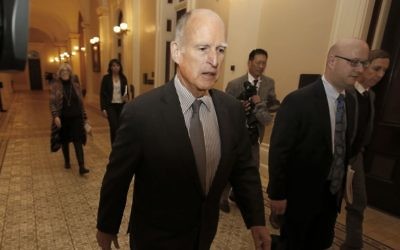California Gov. Jerry Brown returns to his office after a meeting in Sacramento, California, April 6, 2017. (AP/Rich Pedroncelli.) 