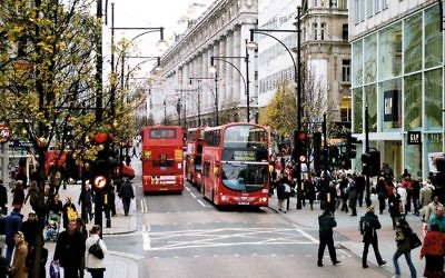 The view west along Oxford Street, December 2006 (Public domain, Wikimedia commons)