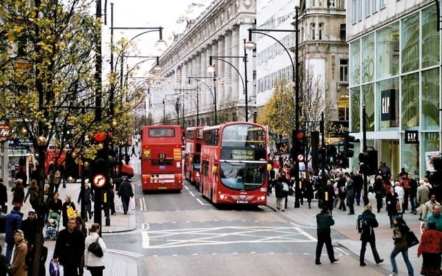 The view west along Oxford Street, December 2006 (Public domain, Wikimedia commons) The view west along Oxford Street, December 2006 (Public domain, Wikimedia commons)