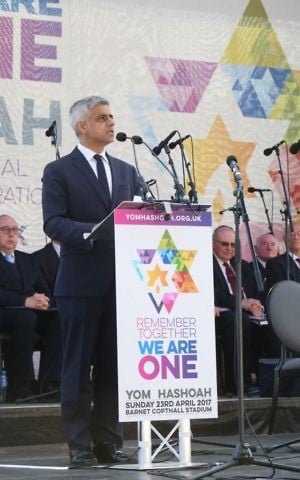 Sadiq Khan addressing attendees at a Yom Hashoah ceremony on April 23, 2017. (Courtesy)