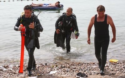 Rescue forces at the scene where three young men went missing at the Sea of Galilee, April 16, 2017. (Yaakov Lederman/Flash90)
