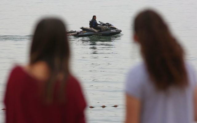 Rescue forces search for three young men went missing at the Sea of Galilee, April 16, 2017. (Yaakov Lederman/Flash90)