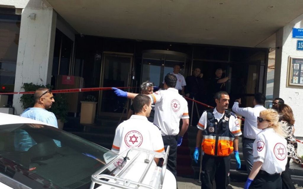 Magen David Adom paramedics arrive at the scene of a suspected terror attack outside of a Tel Aviv hotel on April 23, 2017. (courtesy)