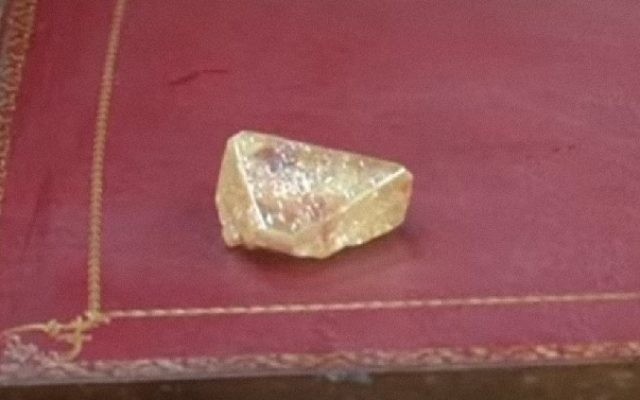 A screenshot from a TV report showing a 709-carat diamond found in Sierra Leone. (YouTube) A screenshot from a TV report showing a 709-carat diamond found in Sierra Leone. (YouTube)