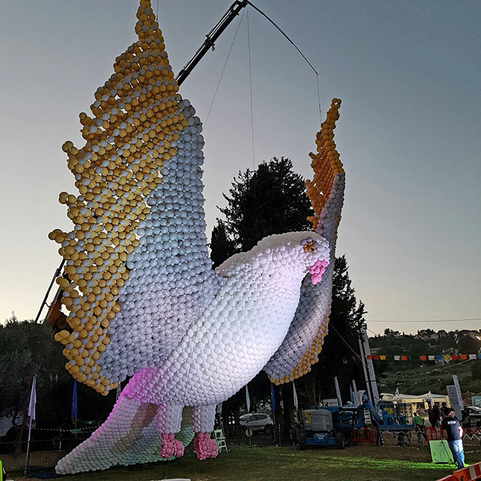 Dutch balloon artist Guido Verhoef will return to Maalot to make another balloon creation, like his Spring 2016 'Dove of Freedom' (Courtesy Guido Verhoef) Dutch balloon artist Guido Verhoef will return to Maalot to make another balloon creation, like his Spring 2016 'Dove of Freedom' (Courtesy Guido Verhoef)