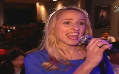 Sivan Kaynar Kissinger sings a number from 'Shimmer' (Channel 2 news)
