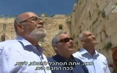 From L to R, Haim Oshri, Dr. Itzik Yifat and Zion Karasenti stand in front of the Western Wall in April 2017, 50 years after the three former paratroopers were resonantly photographed at the holy site by David Rubinger immediately after its capture in the Six Day War. (screen capture: Channel 2)