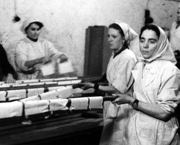 Baking matzah in the Warsaw Ghetto, Poland (Courtesy Yad Vashem Photo Archives 24DO6)