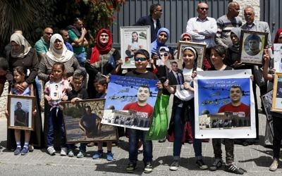 Families of Palestinians imprisoned in Israeli jails demonstrate in front of the European Union offices in East Jerusalem, April 27, 2017. (AFP/AHMAD GHARABLI)