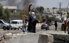 Palestinians demonstrating in support of hunger-striking Palestinians in Israeli prisons clash with Israeli soldiers, in the West Bank town of Silwad on April 28, 2017. (AFP Photo/Abbas Momani)