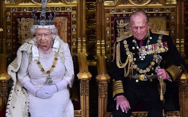 Britain's Queen Elizabeth II, left, preparing to deliver the Queen's Speech from the throne in the House of Lords next to Prince Philip, Duke of Edinburgh during the State Opening of Parliament at the Palace of Westminster in London, May 27, 2015. (AFP//BEN STANSALL)