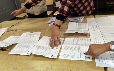 Scrutineers count votes at the end of the Algerian parliamentary elections late on May 4, 2017, in the capital Algiers. (AFP/Ryad Kramdi)