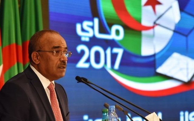 Algerian Interior and Territorial Collectivities Minister Noureddine Bedoui announces the results of the country's legislative elections in Algiers on May 5, 2017. (AFP/RYAD KRAMDI )