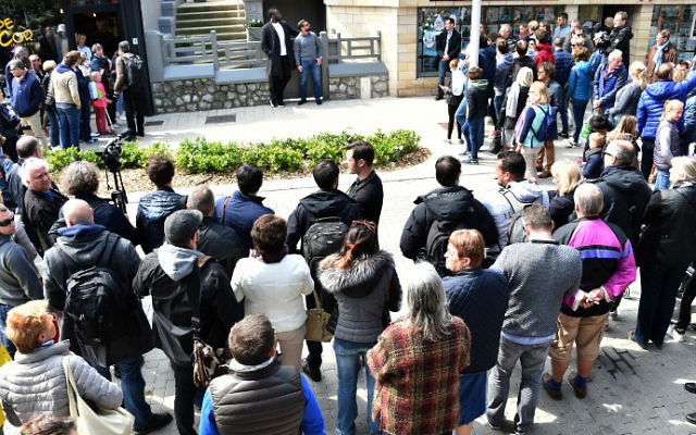 People gather in front of the home of French presidential candidate Emmanuel Macron in Le Touquet, northeastern France on May 6, 2017, a day before French voters go to the polls to choose between Macron, a pro-European centrist, and his far-right rival of the Front National party, Marine Le Pen. (Philippe Huguen/AFP)