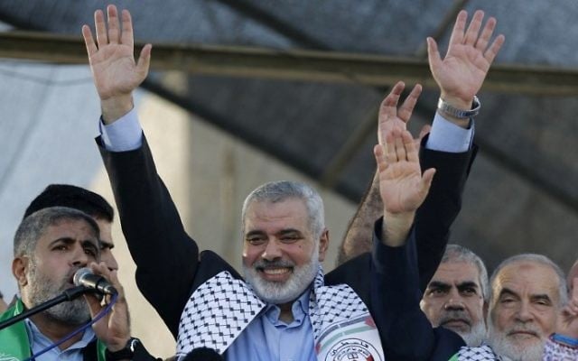 This file photo taken on August 27, 2014 shows Hamas leader in the Gaza Strip Ismail Haniya waving to the crowd during a rally in Gaza City (AFP PHOTO / MOHAMMED ABED) This file photo taken on August 27, 2014 shows Hamas leader in the Gaza Strip Ismail Haniya waving to the crowd during a rally in Gaza City (AFP PHOTO / MOHAMMED ABED)