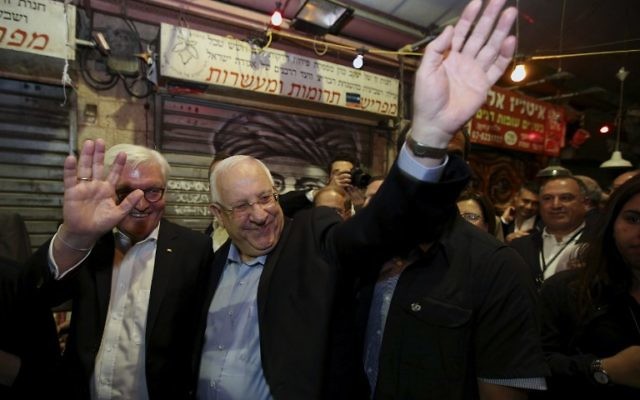 President Reuven Rivlin and his German counterpart Frank-Walter Steinmeier wave as they visit the trendy outdoor Mahane Yehuda Market at night on May 6, 2017 in Jerusalem. (AFP Photo/Gali Tibbon) President Reuven Rivlin and his German counterpart Frank-Walter Steinmeier wave as they visit the trendy outdoor Mahane Yehuda Market at night on May 6, 2017 in Jerusalem. (AFP Photo/Gali Tibbon)