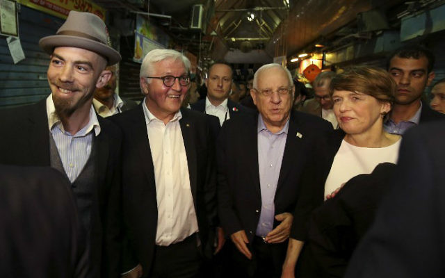President Reuven Rivlin, second right, his German counterpart Frank-Walter Steinmeier, second left, with his wife Elke Budenbender, right, visit the trendy outdoor Mahane Yehuda Market at night on May 6, 2017 in Jerusalem. (Gali Tibbon/AFP)