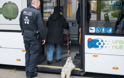 A police officer helps an old woman of the district Vahrenwald in Hanover, central Germany, during the evacuation, May 7, 2017. (AFP Photo/DPA/Peter Steffen/Germany OUT)