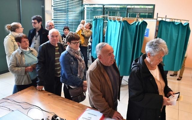 People stand in line during the second round of the French presidential election before voting at a polling station in Solesmes, northwestern France, May 7, 2017. (AFP/JEAN-FRANCOIS MONIER) People stand in line during the second round of the French presidential election before voting at a polling station in Solesmes, northwestern France, May 7, 2017. (AFP/JEAN-FRANCOIS MONIER)