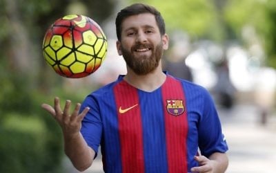 Reza Parastesh, a doppelganger of Barcelona and Argentina's soccer player Lionel Messi, poses for a picture in a street in Tehran on May 8, 2017. (AFP Photo/Atta Kenare)