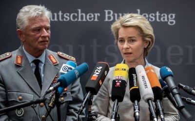 German Defense Minister Ursula von der Leyen (R) and Volker Wieker, inspector general of the German armed forces Bundeswehr, give a statement on May 10, 2017 in Berlin, after von der Leyen was questioned by a parliamentary investigation committee.(AFP PHOTO / dpa / Michael Kappeler)