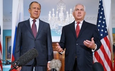 US Secretary of State Rex Tillerson (R) speaks while posing for photos with Russian Foreign Minister Sergei Lavrov in the Treaty Room of the State Department in Washington,  (AFP PHOTO / MANDEL NGAN)