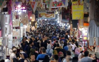Iranians shop in the Grand Bazaar in southern Tehran's Molavi neighbourhood on May 11, 2017 (AFP PHOTO / ATTA KENARE)