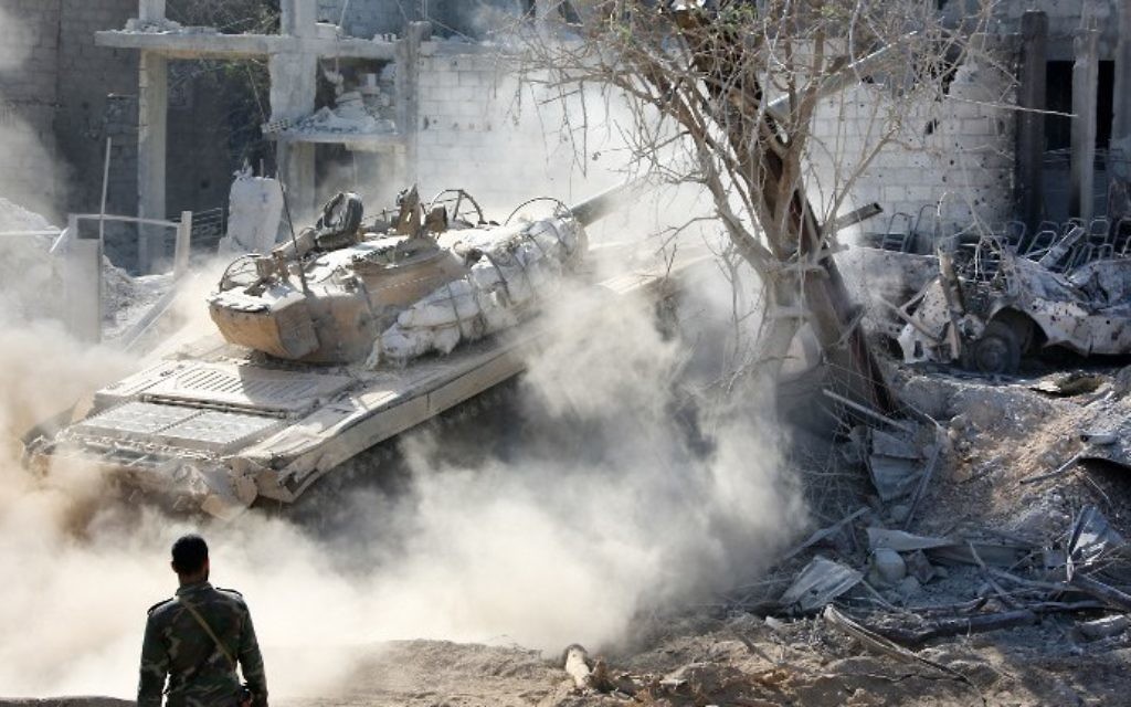 Syrian pro-government forces maneuver a tank, as they advance through Qaboun district, on the outskirts of the capital Damascus, on May 13, 2017, during an offensive to retake the area from opposition fighters. (AFP PHOTO / STRINGER)