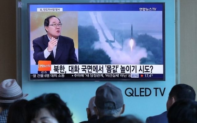 People watch a television news program, showing file footage of a North Korean missile launch, at a railway station in Seoul on May 14, 2017. (AFP Photo/YONHAP/str) People watch a television news program, showing file footage of a North Korean missile launch, at a railway station in Seoul on May 14, 2017. (AFP Photo/YONHAP/str)