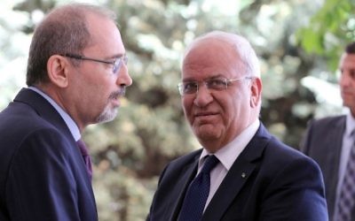 Palestinian chief negotiator and Secretary General of the Palestine Liberation Organization (PLO) Saeb Erekat (R) is greeted by Jordanian Foreign Minister Ayman al-Safadi upon his arrival at the Foreign Ministry in the Jordanian capital Amman on May 14, 2017. (AFP PHOTO / Khalil MAZRAAWI)