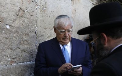 New US ambassador to Israel David Friedman stands next to Rabbi Shmuel Rabinovitch (R) while praying at the Western Wall in the Old City of Jerusalem on May 15, 2017. (AFP Photo/Menahem Kahana)