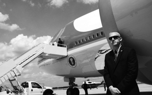 An Air Force security officer is seen next to Air Force One briefly before US President Trump arrives at Andrews Air Force Base in Maryland on May 19, 2017. (AFP PHOTO / MANDEL NGAN)