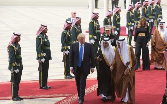 US President Donald Trump (C) is welcomed by Saudi King Salman bin Abdulaziz al-Saud (3rd-R) upon arrival at King Khalid International Airport in Riyadh on May 20, 2017, followed by First Lady Melania Trump (2nd-R). (AFP PHOTO / MANDEL NGAN)