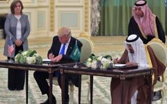 US President Donald Trump, left, and Saudi Arabia's King Salman bin Abdulaziz al-Saud take part in a signing ceremony at the Saudi Royal Court in Riyadh on May 20, 2017. (AFP/Mandel Ngan)