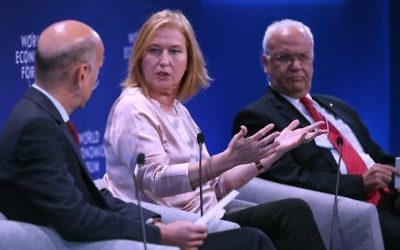 Former Israeli foreign minister Tzipi Livni (c) and Senior Palestinian official Saeb Erekat (r) attend the World Economic Forum held in the Dead Sea resort of Shuneh, west of the Jordanian capital Amman, on May 20, 2017. (AFP PHOTO / khalil mazraawi)