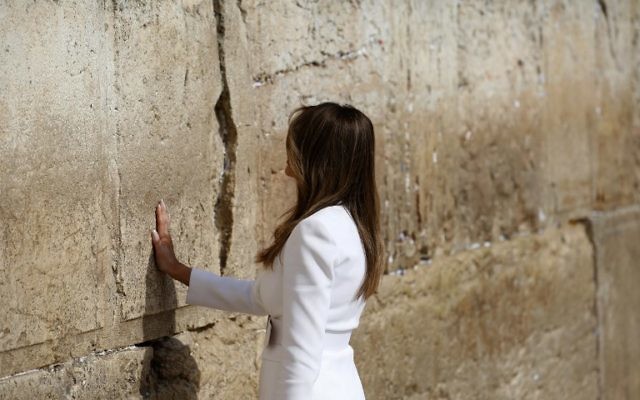 US First Lady Melania Trump visits the Western Wall, the holiest site where Jews can pray, in Jerusalem's Old City on May 22, 2017. (AFP PHOTO / POOL / RONEN ZVULUN)