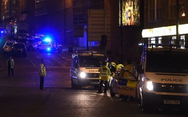 Police stand guard at the scene of a suicide bombing in which 23 people were killed during a concert by US pop star Ariana Grande in Manchester, England, on May 23, 2017. (AFP Photo/Paul Ellis)