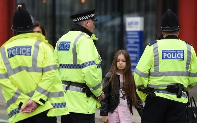 Police talk to people affected by the deadly terror attack at Manchester Arena in Manchester, northwest England on May 23, 2017. (Oli SCARFF / AFP) Police talk to people affected by the deadly terror attack at Manchester Arena in Manchester, northwest England on May 23, 2017. (Oli SCARFF / AFP)
