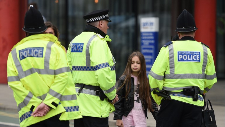Police talk to people affected by the deadly terror attack at Manchester Arena in Manchester, northwest England on May 23, 2017. (Oli SCARFF / AFP) Police talk to people affected by the deadly terror attack at Manchester Arena in Manchester, northwest England on May 23, 2017. (Oli SCARFF / AFP)
