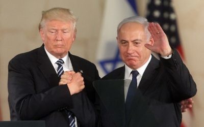 US President Donald Trump (L) and Prime Minister Benjamin Netanyahu wave after delivering a speech at the Israel Museum in Jerusalem on May 23, 2017. (Gil Cohen-Magen/AFP)