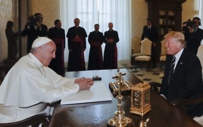 Pope Francis (L) meets with US President Donald Trump during a private audience at the Vatican on May 24, 2017. (Alessandra Tarantino / POOL / AFP)