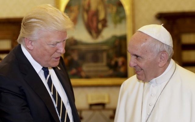 Pope Francis (R) exchanges gifts with US President Donald Trump during a private audience at the Vatican on May 24, 2017 (AFP PHOTO / POOL / Alessandra Tarantino)