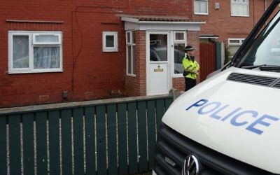 A police officer stands on duty outside a residential property on Aston Avenue in Fallowfield, Manchester, May 24, 2017. (AFP/Oli SCARFF)