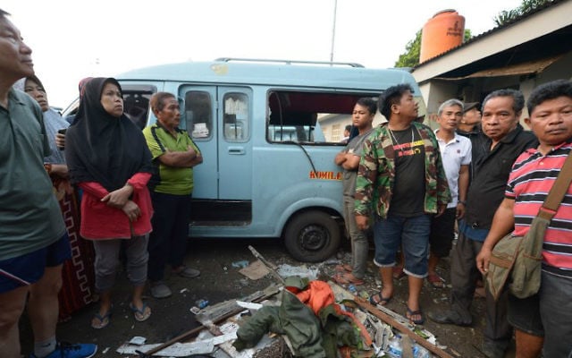 Indonesians gather at the scene where two bombers allegedly linked to Islamic State carried out a terror attack in Jakarta on May 25, 2017. (Adek Berry/AFP) Indonesians gather at the scene where two bombers allegedly linked to Islamic State carried out a terror attack in Jakarta on May 25, 2017. (Adek Berry/AFP)