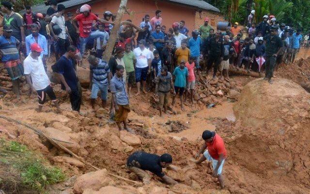 Sri Lankan military rescue workers and villagers search for survivors at the site of a mudslide in Bellana village in Kalutara on May 26, 2017.
(Lakruwan Wanniarachchi/AFP) Sri Lankan military rescue workers and villagers search for survivors at the site of a mudslide in Bellana village in Kalutara on May 26, 2017.
(Lakruwan Wanniarachchi/AFP)