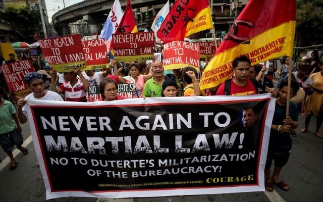 Activists march to Mendiola near the Malacanang Palace in Manila on May 26, 2017, condemning the government's martial law implemention in the war-torn southern Philippines.  (AFP PHOTO / NOEL CELIS)