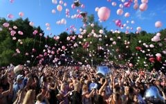 Well-wishers release thousands of balloons into the sky during a vigil to commemorate the victims of the May 22 attack on Manchester Arena at Tandle Hill Country Park in Royton, northwest England, on May 26, 2017. (AFP/Lindsey Parnaby)