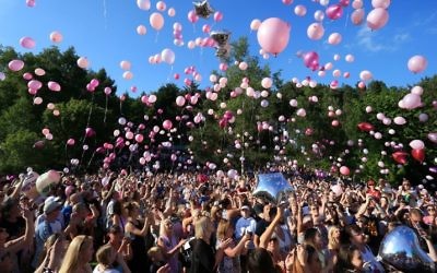 Well-wishers release thousands of balloons into the sky during a vigil to commemorate the victims of the May 22 attack on Manchester Arena at Tandle Hill Country Park in Royton, northwest England, on May 26, 2017. (AFP/Lindsey Parnaby)