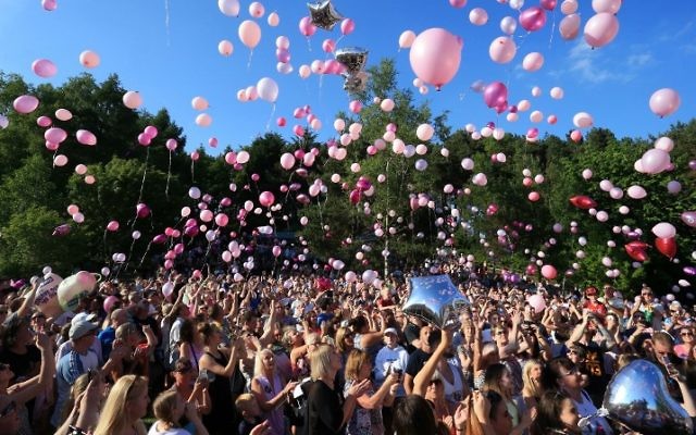 Well-wishers release thousands of balloons into the sky during a vigil to commemorate the victims of the May 22 attack on Manchester Arena at Tandle Hill Country Park in Royton, northwest England, on May 26, 2017. (AFP/Lindsey Parnaby) Well-wishers release thousands of balloons into the sky during a vigil to commemorate the victims of the May 22 attack on Manchester Arena at Tandle Hill Country Park in Royton, northwest England, on May 26, 2017. (AFP/Lindsey Parnaby)