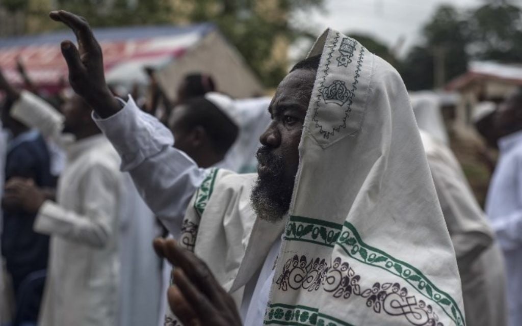 Members of the Indigenous People of Biafra (IPOB) militants and of the Yahveh Yashua Synagogue (Yisraelities Biafra Region) celebrates Shabbat outside the house of the movement's leader Nnamdi Kanu, in Umuahai on May 27, 2017.  (AFP PHOTO / STEFAN HEUNIS)